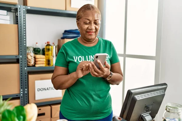 Ανώτερη Αφροαμερικανή Γυναίκα Που Φοράει Στολή Εθελοντή Χρησιμοποιώντας Smartphone Στο — Φωτογραφία Αρχείου