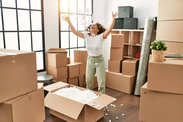 Middelbare Leeftijd Spaanse Vrouw Glimlachend Zelfverzekerd Uitpakken Doos Nieuw Huis — Stockfoto