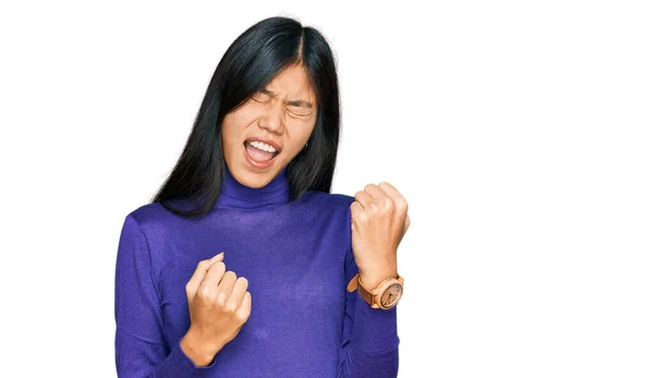 Beautiful Young Asian Woman Wearing Casual Clothes Celebrating Surprised Amazed — Stock Photo, Image