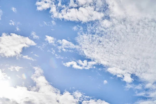 Ciel Bleu Béatifique Avec Des Nuages Par Une Journée Ensoleillée — Photo