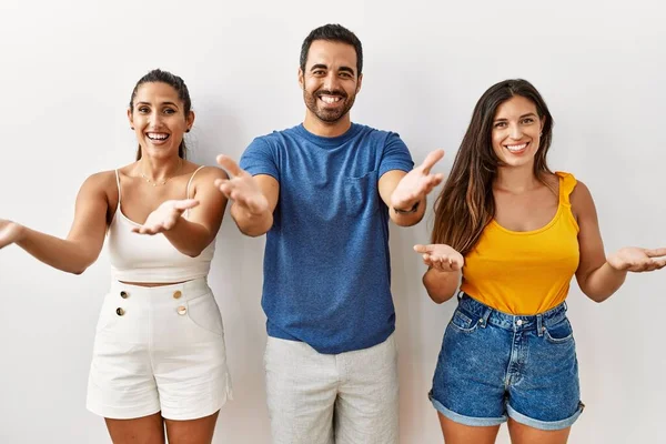 Группа Молодых Латиноамериканцев Стоящих Изолированном Фоне Весело Улыбающихся Предлагающих Руки — стоковое фото