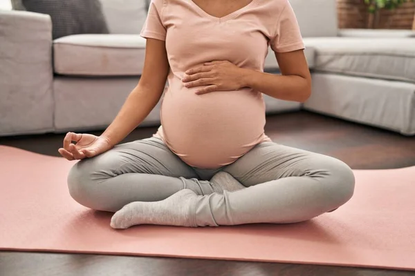 Jonge Latijnse Vrouw Zwanger Training Yoga Thuis — Stockfoto