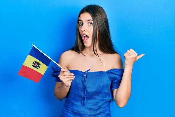 Moldova Bayrağını Tutan Genç Esmer Kız Başparmağıyla Yan Tarafa Bakıyor — Stok fotoğraf
