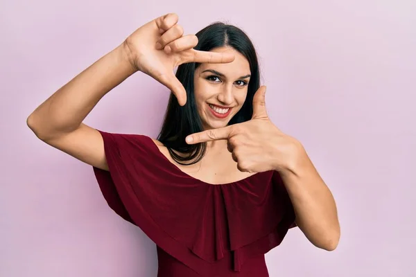 Young Hispanic Woman Wearing Casual Clothes Smiling Making Frame Hands — Stock Photo, Image