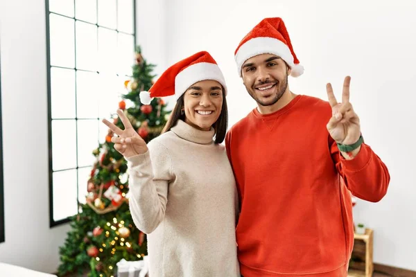 Genç Spanyol Çift Noel Ağacının Yanında Durup Kameraya Gülümseyen Mutlu — Stok fotoğraf