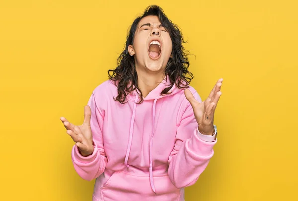 Jonge Latijns Amerikaanse Vrouw Draagt Casual Sweatshirt Vieren Gek Gek — Stockfoto
