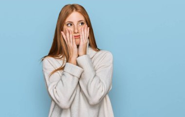 Kış süveteri giyen genç İrlandalı kadın yorgun eller yüzünü kapatıyor, depresyon ve üzüntü, sorun yüzünden üzgün ve sinirli. 