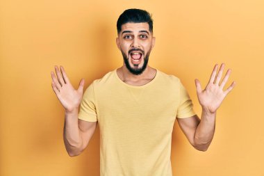 Sarışın sakallı yakışıklı bir adam çılgın bir kutlama yapıyor ve kolları açık, gözleri açık heyecanla haykırıyor. Kazanan konsept 