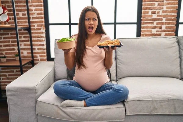 Mujer Embarazada Joven Anhelando Comida Casa Enojada Loca Gritando Frustrada —  Fotos de Stock