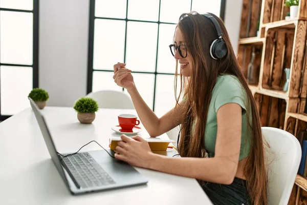 Jong Hispanic Vrouw Having Video Call Zitten Tafel Thuis — Stockfoto