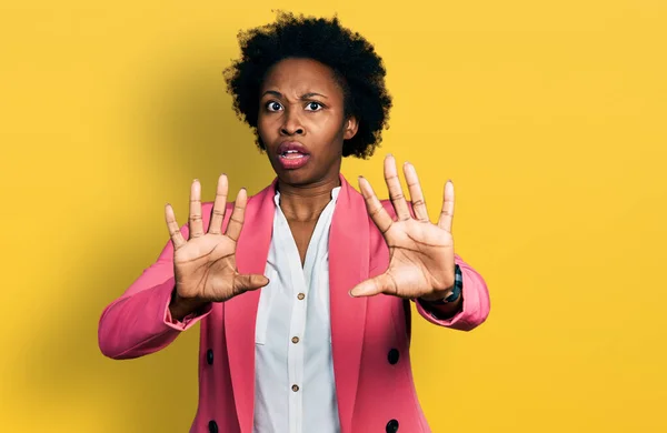 Африканська Американка Волоссям Афро Діловій Куртці Робить Зупинки Жест Пальцями — стокове фото