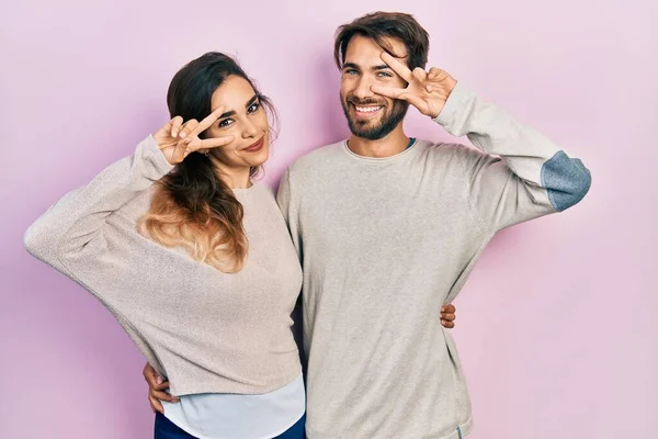 Unga Latinamerikanska Par Bär Tillfälliga Kläder Gör Fred Symbol Med — Stockfoto
