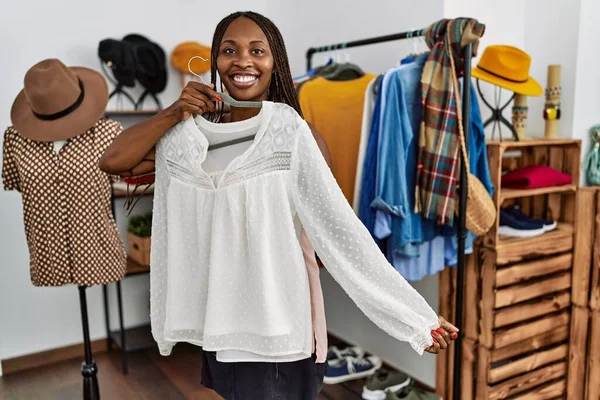 Νεαρή Αφρο Αμερικανίδα Πελάτισσα Χαμογελά Χαρούμενη Κρατώντας Κρεμάστρα Ρούχα Στο — Φωτογραφία Αρχείου