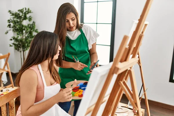 Due Studenti Pittura Latina Sorridenti Pittura Felice Utilizzando Smartphone Scuola — Foto Stock