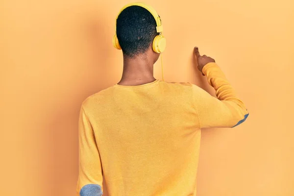 Young African American Guy Listening Music Using Headphones Posing Backwards — Fotografia de Stock