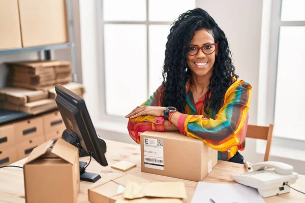 African American Woman Business Worker Leaning Package Office — Photo