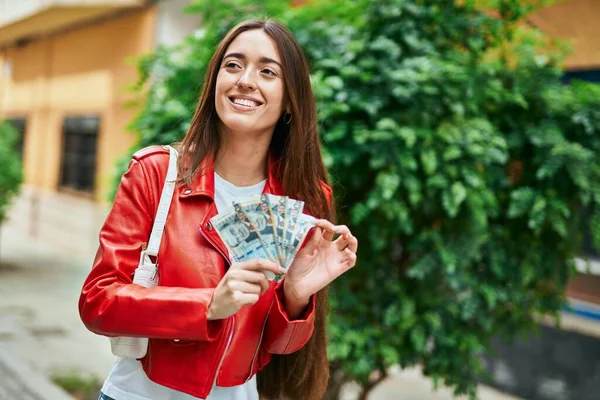 Νεαρή Ισπανίδα Χαμογελαστή Ευτυχισμένη Μετρώντας Χαρτονομίσματα Του Περού Στην Πόλη — Φωτογραφία Αρχείου