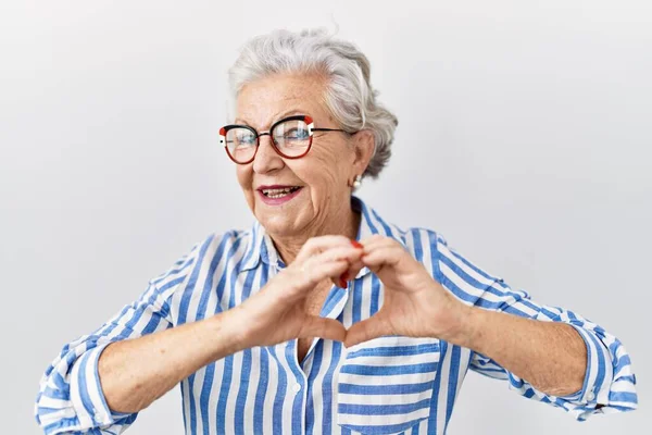 Idősebb Ősz Hajjal Áll Fehér Háttér Felett Mosolyogva Szerelemben Csinál — Stock Fotó