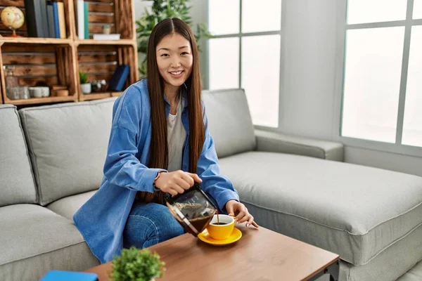 Ung Kinesisk Flicka Dricker Kaffe Sittandes Soffan Hemma — Stockfoto