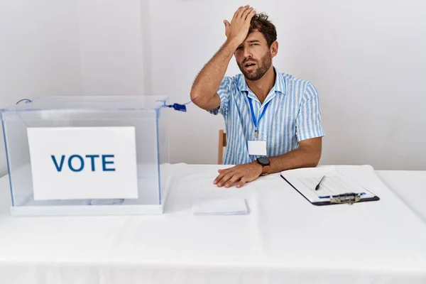 Homem Bonito Novo Eleição Política Que Senta Pela Cédula Surpreendida — Fotografia de Stock