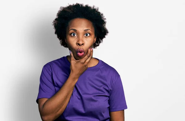 African American Woman Afro Hair Wearing Casual Purple Shirt Looking — ストック写真