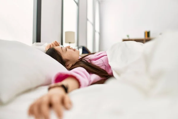 Menina Chinesa Jovem Dormindo Cama Quarto — Fotografia de Stock