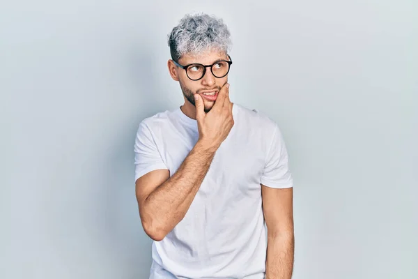 Modern Boyalı Saçlı Beyaz Tişörtlü Gözlüklü Genç Spanyol Bir Adam — Stok fotoğraf