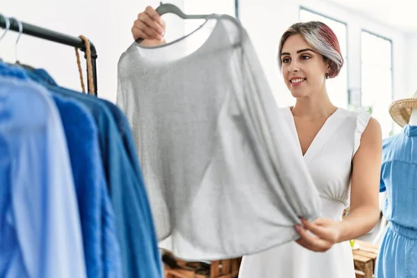 Young Caucasian Customer Woman Smiling Happy Choosing Clothes Clothing Store — Stock Photo, Image
