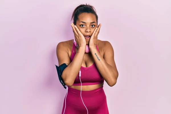 Ung Afrikansk Amerikansk Flicka Bär Gym Kläder Och Använder Hörlurar — Stockfoto