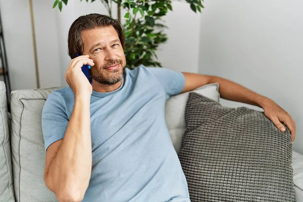 Hombre Caucásico Mediana Edad Sonriendo Confiado Hablando Teléfono Inteligente Casa —  Fotos de Stock