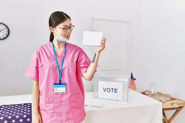 Jovem Mulher Asiática Segurando Envelope Sala Eleição Americana — Fotografia de Stock