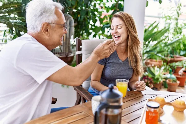 Pareja Hispana Mediana Edad Sonriendo Feliz Desayunando Terraza — Foto de Stock