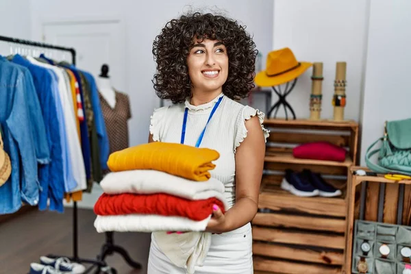 Ung Mellanöstern Butiksägare Kvinna Ler Glad Innehav Stack Tröja Kläder — Stockfoto