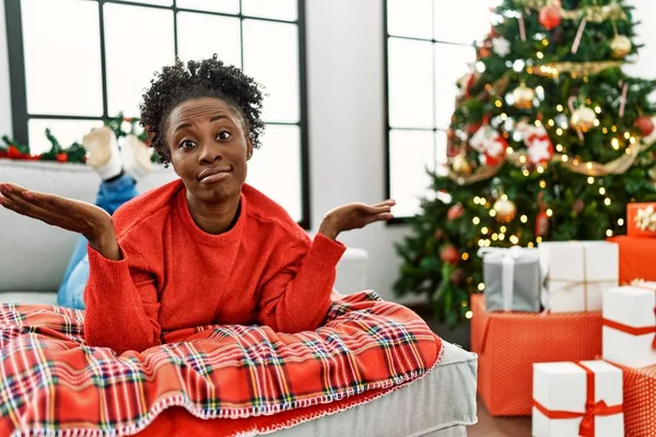 Jovem Afro Americana Deitada Sofá Junto Árvore Natal Sem Noção — Fotografia de Stock