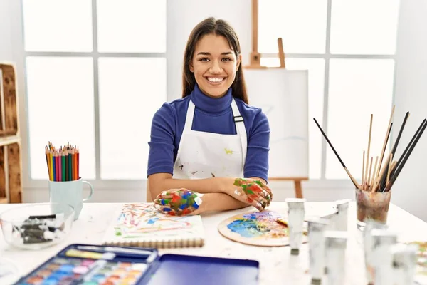 Jovem Morena Estúdio Arte Com Mãos Pintadas Rosto Feliz Sorrindo — Fotografia de Stock