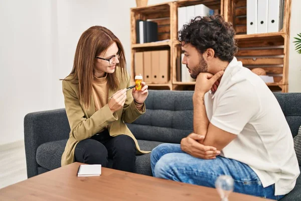 心理学セッションで薬を処方する男と女 — ストック写真