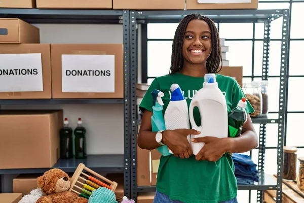 Gönüllü Üniforma Giyen Genç Afrikalı Amerikalı Kadın Yardım Merkezinde Temizlik — Stok fotoğraf