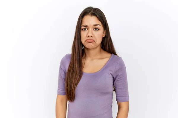 Genç Esmer Kadın Yalnız Başına Ayakta Duruyor Depresyonda Endişeli Kızgın — Stok fotoğraf