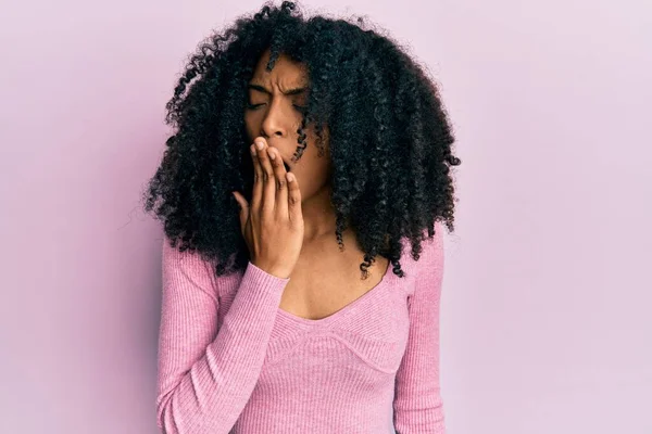 캐주얼 셔츠를 아프리카 미국인 여성은 손으로 하품하며 불안하고 졸음운전 — 스톡 사진