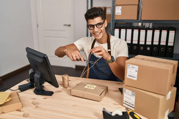 Jovem Hispânico Homem Comércio Eletrônico Empresário Embalagem Pacote Ordem Escritório — Fotografia de Stock