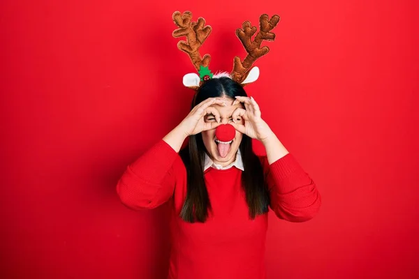 Mladá Hispánka Jelením Vánočním Kloboukem Červeným Nosem Vede Dobře Gestikuluje — Stock fotografie
