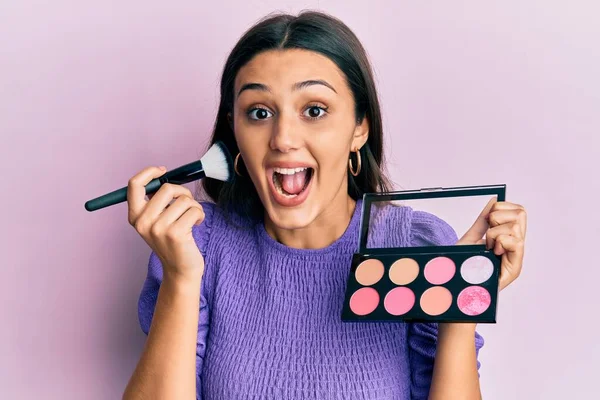 Junge Hispanische Frau Mit Make Pinsel Und Rouge Feiert Verrückt — Stockfoto