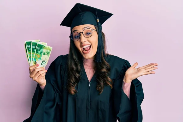 Junge Hispanische Frau Abschlussuniform Mit Israel Schekel Banknoten Die Leistung — Stockfoto