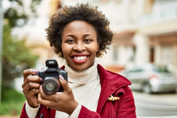 Mladá Africká Americká Žena Držící Dslr Kameru Městě — Stock fotografie