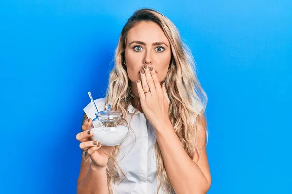 Schöne Junge Blonde Frau Hält Schüssel Mit Zucker Bedeckt Mund — Stockfoto