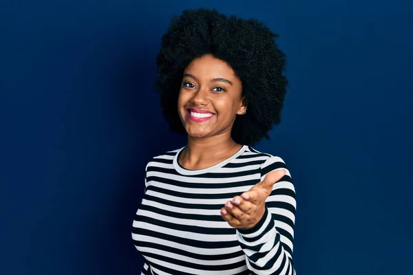 Νεαρή Αφροαμερικανή Γυναίκα Που Φοράει Καθημερινά Ρούχα Χαμογελώντας Φιλική Προσφορά — Φωτογραφία Αρχείου