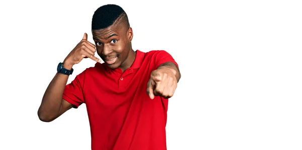 Genç Afro Amerikan Adam Günlük Kırmızı Tişörtler Giyip Gülümsüyor Telefon — Stok fotoğraf