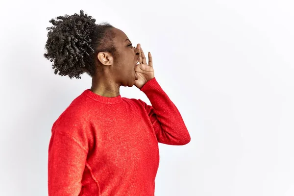 Jonge Afro Amerikaanse Vrouw Draagt Casual Kleding Geïsoleerde Achtergrond Schreeuwen — Stockfoto