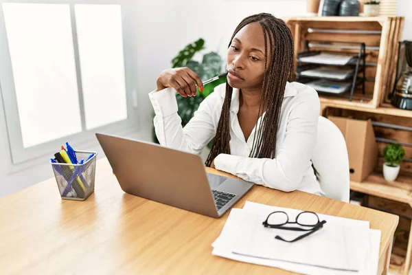 Junge Afrikanisch Amerikanische Geschäftsfrau Arbeitet Müde Büro — Stockfoto