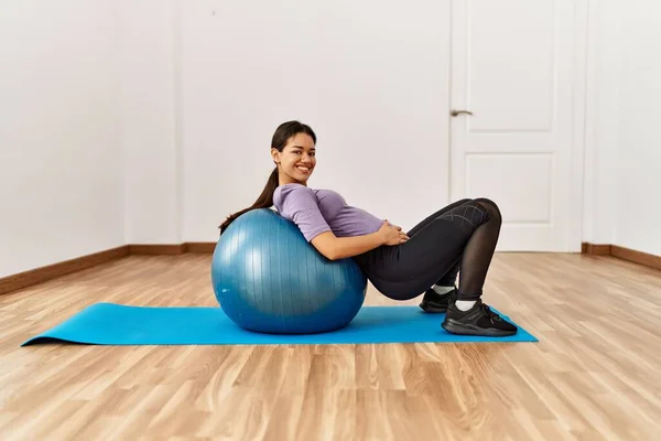 Tineri Latin Femeie Face Abs Exercițiu Folosind Fit Ball Centrul — Fotografie, imagine de stoc